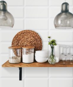  Sobre o produto O Revestimento Tijolinho Metro White da Pierini é uma escolha elegante para revestir paredes. Seu acabamento brilhante oferece um visual contemporâneo e sofisticado, enquanto a estampa lisa em cor branca confere um ambiente luminoso e moderno. Com borda bold, esse revestimento possui dimensões de 26,1 centímetros por 12,5 centímetros, tornando-o ideal para criar uma atmosfera de estilo e charme em diversos espaços, desde cozinhas até áreas de estar. Sua qualidade excepcional e durabilidade fazem dele uma opção versátil e duradoura para projetos de design de interiores. Sobre nós Bem-vindo ao Atacadão dos Pisos, o destino final para todas as suas necessidades de materiais de construção! Com nossa ampla gama de produtos, ajudamos você a construir a casa dos seus sonhos. Nossa loja tem tudo que você precisa, desde pisos até revestimentos e muito mais. Além disso, com mais de 300 modelos de pisos e revestimentos à sua escolha, você encontra exatamente o que procura para dar o acabamento perfeito à sua casa. Entendemos que o tempo é fundamental quando se trata de projetos de construção. Por isso, oferecemos entrega em até 48 horas dentro do estado do Rio de Janeiro. Dessa forma, você não precisa se preocupar com atrasos ou tempos de espera prolongados. Nós temos você coberto! No Atacadão dos Pisos, também proporcionamos opções de pagamento flexíveis para facilitar sua compra. Você pode pagar em até 10 vezes sem juros, permitindo que você se concentre na construção da sua casa sem se preocupar com o encargo financeiro. Queremos fazer parte da sua felicidade, ajudando na construção da casa dos sonhos. Reconhecemos que uma casa confortável e acolhedora é essencial para o bem-estar geral. Por isso, queremos ajudá-lo a alcançar essa felicidade, fornecendo-lhe os melhores materiais de construção. Convidamo-lo a visitar a nossa loja física, onde o nosso pessoal simpático e experiente terá todo o prazer em ajudá-lo na sua compra. Estamos localizados em Av. Presidente Lincoln, 411 ou 410 | Jardim Meriti - São João de Meriti, RJ, e mal podemos esperar para recebê-lo! Venha e veja você mesmo porque o Atacadão dos Pisos é a melhor escolha para todas as suas necessidades, proporcionando uma casa recheada de felicidade para você e sua família. Veja mais como o Revestimento Tijolinho Metro White clicando aqui!