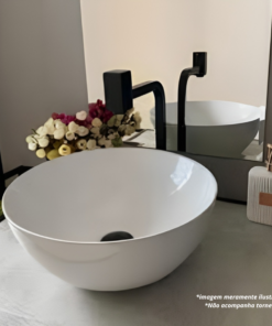 Sobre o produto A Cuba de Apoio de Louça Viena da C'Italia, com dimensões de 35 centímetros por 15 centímetros, é uma opção encantadora para banheiros e lavabos. Seu design elegante e contemporâneo destaca-se, proporcionando uma adição estética e funcional ao ambiente. Com suas dimensões compactas, essa cuba é especialmente indicada para espaços menores, conferindo versatilidade no planejamento do design do banheiro. Fabricada pela respeitada marca C'Italia, a Cuba de Apoio Redonda Viena combina qualidade e estilo, garantindo durabilidade e uma presença marcante. A forma arredondada da cuba adiciona uma estética moderna e suave ao ambiente, enquanto as dimensões oferecem praticidade sem comprometer a elegância. A Cuba de Apoio de Louça Viena da C'Italia é uma escolha distintiva para quem busca harmonia entre design refinado e funcionalidade em projetos de banheiro.  [divider] Sobre nós Bem-vindo ao Atacadão dos Pisos, o destino final para todas as suas necessidades de materiais de construção! Com nossa ampla gama de produtos, ajudamos você a construir a casa dos seus sonhos. Nossa loja tem tudo que você precisa, desde pisos até revestimentos e muito mais. Além disso, com mais de 300 modelos de pisos e revestimentos à sua escolha, você encontra exatamente o que procura para dar o acabamento perfeito à sua casa. Entendemos que o tempo é fundamental quando se trata de projetos de construção. Por isso, oferecemos entrega em até 48 horas dentro do estado do Rio de Janeiro. Dessa forma, você não precisa se preocupar com atrasos ou tempos de espera prolongados. Nós temos você coberto! No Atacadão dos Pisos, também proporcionamos opções de pagamento flexíveis para facilitar sua compra. Você pode pagar em até 10 vezes sem juros, permitindo que você se concentre na construção da sua casa sem se preocupar com o encargo financeiro. Queremos fazer parte da sua felicidade, ajudando na construção da casa dos sonhos. Reconhecemos que uma casa confortável e acolhedora é essencial para o bem-estar geral. Por isso, queremos ajudá-lo a alcançar essa felicidade, fornecendo-lhe os melhores materiais de construção. Convidamo-lo a visitar a nossa loja física, onde o nosso pessoal simpático e experiente terá todo o prazer em ajudá-lo na sua compra. Estamos localizados em Av. Presidente Lincoln, 411 ou 410 | Jardim Meriti - São João de Meriti, RJ, e mal podemos esperar para recebê-lo! Venha e veja você mesmo porque o Atacadão dos Pisos é a melhor escolha para todas as suas necessidades, proporcionando uma casa recheada de felicidade para você e sua família. Veja mais como a Cuba De Apoio Viena clicando aqui !!
