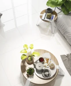 Sobre o produto O Cristal Branco Neve da Cecafi é uma escolha elegante para revestir ambientes. Com acabamento polido, proporciona brilho e sofisticação. Sua borda retificada permite uma instalação precisa, enquanto a estampa branca lisa confere um visual clean e versátil. Com dimensões de 74 cm por 74 cm, é ideal para criar ambientes amplos e modernos. Este porcelanato é uma opção durável e esteticamente atraente para pisos e paredes. [divider] Sobre nós Bem-vindo ao Atacadão dos Pisos, o destino final para todas as suas necessidades de materiais de construção! Com nossa ampla gama de produtos, ajudamos você a construir a casa dos seus sonhos. Nossa loja tem tudo que você precisa, desde pisos até revestimentos e muito mais. Além disso, com mais de 300 modelos de pisos e revestimentos à sua escolha, você encontra exatamente o que procura para dar o acabamento perfeito à sua casa. Entendemos que o tempo é fundamental quando se trata de projetos de construção. Por isso, oferecemos entrega em até 48 horas dentro do estado do Rio de Janeiro. Dessa forma, você não precisa se preocupar com atrasos ou tempos de espera prolongados. Nós temos você coberto! No Atacadão dos Pisos, também proporcionamos opções de pagamento flexíveis para facilitar sua compra. Você pode pagar em até 10 vezes sem juros, permitindo que você se concentre na construção da sua casa sem se preocupar com o encargo financeiro. Queremos fazer parte da sua felicidade, ajudando na construção da casa dos sonhos. Reconhecemos que uma casa confortável e acolhedora é essencial para o bem-estar geral. Por isso, queremos ajudá-lo a alcançar essa felicidade, fornecendo-lhe os melhores materiais de construção. Convidamo-lo a visitar a nossa loja física, onde o nosso pessoal simpático e experiente terá todo o prazer em ajudá-lo na sua compra. Estamos localizados em Av. Presidente Lincoln, 411 ou 410 | Jardim Meriti - São João de Meriti, RJ, e mal podemos esperar para recebê-lo! Venha e veja você mesmo porque o Atacadão dos Pisos é a melhor escolha para todas as suas necessidades, proporcionando uma casa recheada de felicidade para você e sua família. Veja mais como o Cristal Branco Neve clicando aqui !! 