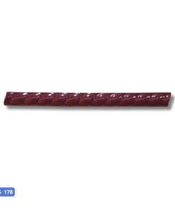 Sobre o produto O listelo FG 178 da Giseli é uma opção encantadora para a decoração de interiores, apresentando uma estampa lisa em um tom suave de vinho. Com 1 variação de face na superfície e um acabamento brilhante, este listelo de 2,5 por 30 centímetros adiciona um toque de frescor e elegância aos ambientes. Sua versatilidade o torna ideal para áreas internas, como cozinha e banheiro, proporcionando um destaque sutil e moderno. Transforme seus espaços com o listelo FG 178, garantindo um toque vibrante e sofisticado à sua decoração. [divider] Sobre nós Bem-vindo ao Atacadão dos Pisos, o destino final para todas as suas necessidades de materiais de construção! Com nossa ampla gama de produtos, ajudamos você a construir a casa dos seus sonhos. Nossa loja tem tudo que você precisa, desde pisos até revestimentos e muito mais. Além disso, com mais de 300 modelos de pisos e revestimentos à sua escolha, você encontra exatamente o que procura para dar o acabamento perfeito à sua casa. Entendemos que o tempo é fundamental quando se trata de projetos de construção. Por isso, oferecemos entrega em até 48 horas dentro do estado do Rio de Janeiro. Dessa forma, você não precisa se preocupar com atrasos ou tempos de espera prolongados. Nós temos você coberto! No Atacadão dos Pisos, também proporcionamos opções de pagamento flexíveis para facilitar sua compra. Você pode pagar em até 10 vezes sem juros, permitindo que você se concentre na construção da sua casa sem se preocupar com o encargo financeiro. Queremos fazer parte da sua felicidade, ajudando na construção da casa dos sonhos. Reconhecemos que uma casa confortável e acolhedora é essencial para o bem-estar geral. Por isso, queremos ajudá-lo a alcançar essa felicidade, fornecendo-lhe os melhores materiais de construção. Convidamo-lo a visitar a nossa loja física, onde o nosso pessoal simpático e experiente terá todo o prazer em ajudá-lo na sua compra. Estamos localizados em Av. Presidente Lincoln, 411 ou 410 | Jardim Meriti - São João de Meriti, RJ, e mal podemos esperar para recebê-lo! Venha e veja você mesmo porque o Atacadão dos Pisos é a melhor escolha para todas as suas necessidades, proporcionando uma casa recheada de felicidade para você e sua família. Veja mais como o Listelo FG 178 clicando aqui!