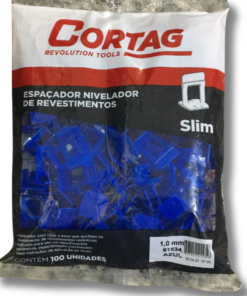 Sobre o produto A base niveladora slim 1,0 mm da Cortag é uma solução fundamental, especialmente quando combinada com a cunha de acabamento slim. Desenvolvida para proporcionar um excelente acabamento em porcelanatos, cerâmicas, revestimentos e modelos semi-grês, essa ferramenta torna-se indispensável em projetos de revestimento. O conjunto formado pela base niveladora e a cunha oferece vantagens notáveis ao alinhar tanto a altura quanto a largura entre as placas. Essa funcionalidade contribui não apenas para a estética do resultado final, mas também para a eficiência do processo de instalação. A facilidade de uso é uma característica marcante desse conjunto, permitindo que profissionais e amadores alcancem resultados precisos com facilidade. Invista na base niveladora slim 1,0 mm da Cortag e na cunha de acabamento para elevar a qualidade de seus projetos de revestimento. Essa combinação oferece praticidade, eficácia e resultados excepcionais, garantindo um trabalho bem executado e visualmente atraente. [divider] Sobre nós Bem-vindo ao Atacadão dos Pisos, o destino final para todas as suas necessidades de materiais de construção! Com nossa ampla gama de produtos, ajudamos você a construir a casa dos seus sonhos. Nossa loja tem tudo que você precisa, desde pisos até revestimentos e muito mais. Além disso, com mais de 300 modelos de pisos e revestimentos à sua escolha, você encontra exatamente o que procura para dar o acabamento perfeito à sua casa. Entendemos que o tempo é fundamental quando se trata de projetos de construção. Por isso, oferecemos entrega em até 48 horas dentro do estado do Rio de Janeiro. Dessa forma, você não precisa se preocupar com atrasos ou tempos de espera prolongados. Nós temos você coberto! No Atacadão dos Pisos, também proporcionamos opções de pagamento flexíveis para facilitar sua compra. Você pode pagar em até 10 vezes sem juros, permitindo que você se concentre na construção da sua casa sem se preocupar com o encargo financeiro. Queremos fazer parte da sua felicidade, ajudando na construção da casa dos sonhos. Reconhecemos que uma casa confortável e acolhedora é essencial para o bem-estar geral. Por isso, queremos ajudá-lo a alcançar essa felicidade, fornecendo-lhe os melhores materiais de construção. Convidamo-lo a visitar a nossa loja física, onde o nosso pessoal simpático e experiente terá todo o prazer em ajudá-lo na sua compra. Estamos localizados em Av. Presidente Lincoln, 411 ou 410 | Jardim Meriti - São João de Meriti, RJ, e mal podemos esperar para recebê-lo! Venha e veja você mesmo porque o Atacadão dos Pisos é a melhor escolha para todas as suas necessidades, proporcionando uma casa recheada de felicidade para você e sua família. Veja mais como a Base Niveladora Slim 1,0 mm Cortag clicando aqui!