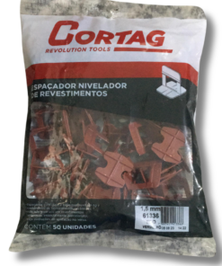 Sobre o produto A base niveladora eco 1.5 mm da Cortag é uma solução fundamental, especialmente quando combinada com a cunha de acabamento slim. Desenvolvida para proporcionar um excelente acabamento em porcelanatos, cerâmicas, revestimentos e modelos semi-grês, essa ferramenta torna-se indispensável em projetos de revestimento. O conjunto formado pela base niveladora e a cunha oferece vantagens notáveis ao alinhar tanto a altura quanto a largura entre as placas. Essa funcionalidade contribui não apenas para a estética do resultado final, mas também para a eficiência do processo de instalação. A facilidade de uso é uma característica marcante desse conjunto, permitindo que profissionais e amadores alcancem resultados precisos com facilidade. Invista na base niveladora eco 1.5 mm da Cortag e na cunha de acabamento para elevar a qualidade de seus projetos de revestimento. Essa combinação oferece praticidade, eficácia e resultados excepcionais, garantindo um trabalho bem executado e visualmente atraente. [divider] Sobre nós Bem-vindo ao Atacadão dos Pisos, o destino final para todas as suas necessidades de materiais de construção! Com nossa ampla gama de produtos, ajudamos você a construir a casa dos seus sonhos. Nossa loja tem tudo que você precisa, desde pisos até revestimentos e muito mais. Além disso, com mais de 300 modelos de pisos e revestimentos à sua escolha, você encontra exatamente o que procura para dar o acabamento perfeito à sua casa. Entendemos que o tempo é fundamental quando se trata de projetos de construção. Por isso, oferecemos entrega em até 48 horas dentro do estado do Rio de Janeiro. Dessa forma, você não precisa se preocupar com atrasos ou tempos de espera prolongados. Nós temos você coberto! No Atacadão dos Pisos, também proporcionamos opções de pagamento flexíveis para facilitar sua compra. Você pode pagar em até 10 vezes sem juros, permitindo que você se concentre na construção da sua casa sem se preocupar com o encargo financeiro. Queremos fazer parte da sua felicidade, ajudando na construção da casa dos sonhos. Reconhecemos que uma casa confortável e acolhedora é essencial para o bem-estar geral. Por isso, queremos ajudá-lo a alcançar essa felicidade, fornecendo-lhe os melhores materiais de construção. Convidamo-lo a visitar a nossa loja física, onde o nosso pessoal simpático e experiente terá todo o prazer em ajudá-lo na sua compra. Estamos localizados em Av. Presidente Lincoln, 411 ou 410 | Jardim Meriti - São João de Meriti, RJ, e mal podemos esperar para recebê-lo! Venha e veja você mesmo porque o Atacadão dos Pisos é a melhor escolha para todas as suas necessidades, proporcionando uma casa recheada de felicidade para você e sua família. Veja mais como a Base Niveladora Eco 1.5 mm clicando aqui!