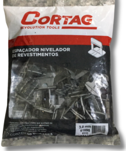 Sobre o produto A base niveladora eco 3.0 mm da Cortag é uma solução fundamental, especialmente quando combinada com a cunha de acabamento slim. Desenvolvida para proporcionar um excelente acabamento em porcelanatos, cerâmicas, revestimentos e modelos semi-grês, essa ferramenta torna-se indispensável em projetos de revestimento. O conjunto formado pela base niveladora e a cunha oferece vantagens notáveis ao alinhar tanto a altura quanto a largura entre as placas. Essa funcionalidade contribui não apenas para a estética do resultado final, mas também para a eficiência do processo de instalação. A facilidade de uso é uma característica marcante desse conjunto, permitindo que profissionais e amadores alcancem resultados precisos com facilidade. Invista na base niveladora eco 3.0 mm da Cortag e na cunha de acabamento para elevar a qualidade de seus projetos de revestimento. Essa combinação oferece praticidade, eficácia e resultados excepcionais, garantindo um trabalho bem executado e visualmente atraente. [divider] Sobre nós Bem-vindo ao Atacadão dos Pisos, o destino final para todas as suas necessidades de materiais de construção! Com nossa ampla gama de produtos, ajudamos você a construir a casa dos seus sonhos. Nossa loja tem tudo que você precisa, desde pisos até revestimentos e muito mais. Além disso, com mais de 300 modelos de pisos e revestimentos à sua escolha, você encontra exatamente o que procura para dar o acabamento perfeito à sua casa. Entendemos que o tempo é fundamental quando se trata de projetos de construção. Por isso, oferecemos entrega em até 48 horas dentro do estado do Rio de Janeiro. Dessa forma, você não precisa se preocupar com atrasos ou tempos de espera prolongados. Nós temos você coberto! No Atacadão dos Pisos, também proporcionamos opções de pagamento flexíveis para facilitar sua compra. Você pode pagar em até 10 vezes sem juros, permitindo que você se concentre na construção da sua casa sem se preocupar com o encargo financeiro. Queremos fazer parte da sua felicidade, ajudando na construção da casa dos sonhos. Reconhecemos que uma casa confortável e acolhedora é essencial para o bem-estar geral. Por isso, queremos ajudá-lo a alcançar essa felicidade, fornecendo-lhe os melhores materiais de construção. Convidamo-lo a visitar a nossa loja física, onde o nosso pessoal simpático e experiente terá todo o prazer em ajudá-lo na sua compra. Estamos localizados em Av. Presidente Lincoln, 411 ou 410 | Jardim Meriti - São João de Meriti, RJ, e mal podemos esperar para recebê-lo! Venha e veja você mesmo porque o Atacadão dos Pisos é a melhor escolha para todas as suas necessidades, proporcionando uma casa recheada de felicidade para você e sua família. Veja mais como a Base Niveladora Eco 3.0 mm clicando aqui!
