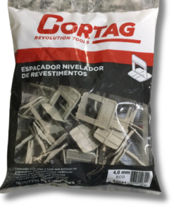 Sobre o produto A base niveladora eco 4.0 mm da Cortag é uma solução fundamental, especialmente quando combinada com a cunha de acabamento slim. Desenvolvida para proporcionar um excelente acabamento em porcelanatos, cerâmicas, revestimentos e modelos semi-grês, essa ferramenta torna-se indispensável em projetos de revestimento. O conjunto formado pela base niveladora e a cunha oferece vantagens notáveis ao alinhar tanto a altura quanto a largura entre as placas. Essa funcionalidade contribui não apenas para a estética do resultado final, mas também para a eficiência do processo de instalação. A facilidade de uso é uma característica marcante desse conjunto, permitindo que profissionais e amadores alcancem resultados precisos com facilidade. Invista na base niveladora eco 4.0 mm da Cortag e na cunha de acabamento para elevar a qualidade de seus projetos de revestimento. Essa combinação oferece praticidade, eficácia e resultados excepcionais, garantindo um trabalho bem executado e visualmente atraente. [divider] Sobre nós Bem-vindo ao Atacadão dos Pisos, o destino final para todas as suas necessidades de materiais de construção! Com nossa ampla gama de produtos, ajudamos você a construir a casa dos seus sonhos. Nossa loja tem tudo que você precisa, desde pisos até revestimentos e muito mais. Além disso, com mais de 300 modelos de pisos e revestimentos à sua escolha, você encontra exatamente o que procura para dar o acabamento perfeito à sua casa. Entendemos que o tempo é fundamental quando se trata de projetos de construção. Por isso, oferecemos entrega em até 48 horas dentro do estado do Rio de Janeiro. Dessa forma, você não precisa se preocupar com atrasos ou tempos de espera prolongados. Nós temos você coberto! No Atacadão dos Pisos, também proporcionamos opções de pagamento flexíveis para facilitar sua compra. Você pode pagar em até 10 vezes sem juros, permitindo que você se concentre na construção da sua casa sem se preocupar com o encargo financeiro. Queremos fazer parte da sua felicidade, ajudando na construção da casa dos sonhos. Reconhecemos que uma casa confortável e acolhedora é essencial para o bem-estar geral. Por isso, queremos ajudá-lo a alcançar essa felicidade, fornecendo-lhe os melhores materiais de construção. Convidamo-lo a visitar a nossa loja física, onde o nosso pessoal simpático e experiente terá todo o prazer em ajudá-lo na sua compra. Estamos localizados em Av. Presidente Lincoln, 411 ou 410 | Jardim Meriti - São João de Meriti, RJ, e mal podemos esperar para recebê-lo! Venha e veja você mesmo porque o Atacadão dos Pisos é a melhor escolha para todas as suas necessidades, proporcionando uma casa recheada de felicidade para você e sua família. Veja mais como a Base Niveladora Eco 4.0 mm clicando aqui!