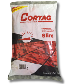 Sobre o produto  A cunha slim da Cortag é, sem dúvida, uma ferramenta indispensável para a base niveladora de acabamento slim. Projetada com precisão, essa cunha desempenha um papel crucial ao proporcionar um excelente acabamento em diversos materiais, como porcelanatos, cerâmicas, revestimentos e modelos semi-grês. Ao ser utilizada em conjunto com a cunha, a base niveladora torna-se uma solução completa, tanto para alinhar a altura quanto a largura entre as placas. Isso resulta não apenas em um trabalho eficiente, mas também em um resultado esteticamente agradável. Além disso, a praticidade durante o processo de instalação é notável, graças à facilidade e intuição proporcionadas por essas ferramentas de qualidade. A eficiência desse conjunto da Cortag se destaca, tornando o trabalho de nivelamento e acabamento mais preciso e eficaz. Invista na qualidade e confiabilidade da cunha slim da Cortag para obter resultados excepcionais em seus projetos de revestimento. [divider] Sobre nós Bem-vindo ao Atacadão dos Pisos, o destino final para todas as suas necessidades de materiais de construção! Com nossa ampla gama de produtos, ajudamos você a construir a casa dos seus sonhos. Nossa loja tem tudo que você precisa, desde pisos até revestimentos e muito mais. Além disso, com mais de 300 modelos de pisos e revestimentos à sua escolha, você encontra exatamente o que procura para dar o acabamento perfeito à sua casa. Entendemos que o tempo é fundamental quando se trata de projetos de construção. Por isso, oferecemos entrega em até 48 horas dentro do estado do Rio de Janeiro. Dessa forma, você não precisa se preocupar com atrasos ou tempos de espera prolongados. Nós temos você coberto! No Atacadão dos Pisos, também proporcionamos opções de pagamento flexíveis para facilitar sua compra. Você pode pagar em até 10 vezes sem juros, permitindo que você se concentre na construção da sua casa sem se preocupar com o encargo financeiro. Queremos fazer parte da sua felicidade, ajudando na construção da casa dos sonhos. Reconhecemos que uma casa confortável e acolhedora é essencial para o bem-estar geral. Por isso, queremos ajudá-lo a alcançar essa felicidade, fornecendo-lhe os melhores materiais de construção. Convidamo-lo a visitar a nossa loja física, onde o nosso pessoal simpático e experiente terá todo o prazer em ajudá-lo na sua compra. Estamos localizados em Av. Presidente Lincoln, 411 ou 410 | Jardim Meriti - São João de Meriti, RJ, e mal podemos esperar para recebê-lo! Venha e veja você mesmo porque o Atacadão dos Pisos é a melhor escolha para todas as suas necessidades, proporcionando uma casa recheada de felicidade para você e sua família. Veja mais como a Cunha Slim clicando aqui!
