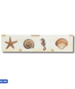 Sobre o produto  A faixa decorativa LR 10.196 da Giseli é uma opção encantadora para adicionar um toque marítimo ao seu banheiro. Com uma estampa em cor bege e imagens de cavalos-marinhos, essa faixa proporciona uma atmosfera náutica e relaxante. A variação de 1 face na superfície destaca-se, assim como o acabamento brilhante, conferindo um visual elegante. Com dimensões de 8 por 33 centímetros, é ideal para áreas internas, especialmente em banheiros. Renove e personalize o seu espaço com a faixa decorativa LR 10.196 da Giseli, criando uma atmosfera marinha única. [divider] Sobre nós  Bem-vindo ao Atacadão dos Pisos, o destino final para todas as suas necessidades de materiais de construção! Com nossa ampla gama de produtos, ajudamos você a construir a casa dos seus sonhos. Nossa loja tem tudo que você precisa, desde pisos até revestimentos e muito mais. Além disso, com mais de 300 modelos de pisos e revestimentos à sua escolha, você encontra exatamente o que procura para dar o acabamento perfeito à sua casa. Entendemos que o tempo é fundamental quando se trata de projetos de construção. Por isso, oferecemos entrega em até 48 horas dentro do estado do Rio de Janeiro. Dessa forma, você não precisa se preocupar com atrasos ou tempos de espera prolongados. Nós temos você coberto! No Atacadão dos Pisos, também proporcionamos opções de pagamento flexíveis para facilitar sua compra. Você pode pagar em até 10 vezes sem juros, permitindo que você se concentre na construção da sua casa sem se preocupar com o encargo financeiro. Queremos fazer parte da sua felicidade, ajudando na construção da casa dos sonhos. Reconhecemos que uma casa confortável e acolhedora é essencial para o bem-estar geral. Por isso, queremos ajudá-lo a alcançar essa felicidade, fornecendo-lhe os melhores materiais de construção. Convidamo-lo a visitar a nossa loja física, onde o nosso pessoal simpático e experiente terá todo o prazer em ajudá-lo na sua compra. Estamos localizados em Av. Presidente Lincoln, 411 ou 410 | Jardim Meriti - São João de Meriti, RJ, e mal podemos esperar para recebê-lo! Venha e veja você mesmo porque o Atacadão dos Pisos é a melhor escolha para todas as suas necessidades, proporcionando uma casa recheada de felicidade para você e sua família. Veja mais como o Faixa Decorativa LR 10.196 clicando aqui!