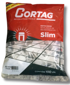 A base niveladora slim 2.0 mm da Cortag é uma solução fundamental, especialmente quando combinada com a cunha de acabamento slim. Desenvolvida para proporcionar um excelente acabamento em porcelanatos, cerâmicas, revestimentos e modelos semi-grês, essa ferramenta torna-se indispensável em projetos de revestimento. O conjunto formado pela base niveladora e a cunha oferece vantagens notáveis ao alinhar tanto a altura quanto a largura entre as placas. Essa funcionalidade contribui não apenas para a estética do resultado final, mas também para a eficiência do processo de instalação. A facilidade de uso é uma característica marcante desse conjunto, permitindo que profissionais e amadores alcancem resultados precisos com facilidade. Invista na base niveladora slim 2.0 mm da Cortag e na cunha de acabamento para elevar a qualidade de seus projetos de revestimento. Essa combinação oferece praticidade, eficácia e resultados excepcionais, garantindo um trabalho bem executado e visualmente atraente. [divider] Sobre nós Bem-vindo ao Atacadão dos Pisos, o destino final para todas as suas necessidades de materiais de construção! Com nossa ampla gama de produtos, ajudamos você a construir a casa dos seus sonhos. Nossa loja tem tudo que você precisa, desde pisos até revestimentos e muito mais. Além disso, com mais de 300 modelos de pisos e revestimentos à sua escolha, você encontra exatamente o que procura para dar o acabamento perfeito à sua casa. Entendemos que o tempo é fundamental quando se trata de projetos de construção. Por isso, oferecemos entrega em até 48 horas dentro do estado do Rio de Janeiro. Dessa forma, você não precisa se preocupar com atrasos ou tempos de espera prolongados. Nós temos você coberto! No Atacadão dos Pisos, também proporcionamos opções de pagamento flexíveis para facilitar sua compra. Você pode pagar em até 10 vezes sem juros, permitindo que você se concentre na construção da sua casa sem se preocupar com o encargo financeiro. Queremos fazer parte da sua felicidade, ajudando na construção da casa dos sonhos. Reconhecemos que uma casa confortável e acolhedora é essencial para o bem-estar geral. Por isso, queremos ajudá-lo a alcançar essa felicidade, fornecendo-lhe os melhores materiais de construção. Convidamo-lo a visitar a nossa loja física, onde o nosso pessoal simpático e experiente terá todo o prazer em ajudá-lo na sua compra. Estamos localizados em Av. Presidente Lincoln, 411 ou 410 | Jardim Meriti - São João de Meriti, RJ, e mal podemos esperar para recebê-lo! Venha e veja você mesmo porque o Atacadão dos Pisos é a melhor escolha para todas as suas necessidades, proporcionando uma casa recheada de felicidade para você e sua família. Veja mais como a Base Niveladora Slim 2.0 mm Cortag clicando aqui!