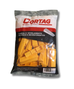 Sobre o produto  A cunha eco da Cortag é, sem dúvida, uma ferramenta indispensável para a base niveladora de acabamento eco. Projetada com precisão, essa cunha desempenha um papel crucial ao proporcionar um excelente acabamento em diversos materiais, como porcelanatos, cerâmicas, revestimentos e modelos semi-grês. Ao ser utilizada em conjunto com a cunha, a base niveladora torna-se uma solução completa, tanto para alinhar a altura quanto a largura entre as placas. Isso resulta não apenas em um trabalho eficiente, mas também em um resultado esteticamente agradável. Além disso, a praticidade durante o processo de instalação é notável, graças à facilidade e intuição proporcionadas por essas ferramentas de qualidade. A eficiência desse conjunto da Cortag se destaca, tornando o trabalho de nivelamento e acabamento mais preciso e eficaz. Invista na qualidade e confiabilidade da cunha eco da Cortag para obter resultados excepcionais em seus projetos de revestimento. [divider] Sobre nós Bem-vindo ao Atacadão dos Pisos, o destino final para todas as suas necessidades de materiais de construção! Com nossa ampla gama de produtos, ajudamos você a construir a casa dos seus sonhos. Nossa loja tem tudo que você precisa, desde pisos até revestimentos e muito mais. Além disso, com mais de 300 modelos de pisos e revestimentos à sua escolha, você encontra exatamente o que procura para dar o acabamento perfeito à sua casa. Entendemos que o tempo é fundamental quando se trata de projetos de construção. Por isso, oferecemos entrega em até 48 horas dentro do estado do Rio de Janeiro. Dessa forma, você não precisa se preocupar com atrasos ou tempos de espera prolongados. Nós temos você coberto! No Atacadão dos Pisos, também proporcionamos opções de pagamento flexíveis para facilitar sua compra. Você pode pagar em até 10 vezes sem juros, permitindo que você se concentre na construção da sua casa sem se preocupar com o encargo financeiro. Queremos fazer parte da sua felicidade, ajudando na construção da casa dos sonhos. Reconhecemos que uma casa confortável e acolhedora é essencial para o bem-estar geral. Por isso, queremos ajudá-lo a alcançar essa felicidade, fornecendo-lhe os melhores materiais de construção. Convidamo-lo a visitar a nossa loja física, onde o nosso pessoal simpático e experiente terá todo o prazer em ajudá-lo na sua compra. Estamos localizados em Av. Presidente Lincoln, 411 ou 410 | Jardim Meriti - São João de Meriti, RJ, e mal podemos esperar para recebê-lo! Venha e veja você mesmo porque o Atacadão dos Pisos é a melhor escolha para todas as suas necessidades, proporcionando uma casa recheada de felicidade para você e sua família. Veja mais como a Cunha Eco clicando aqui!