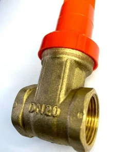 Sobre o produto A base registro gaveta 3/4 da Docol, na elegante cor dourada, destaca-se como uma escolha sofisticada e funcional para banheiros e cozinhas. Com seu design prático, este registro oferece controle eficiente do fluxo de água, permitindo que você ajuste facilmente a intensidade conforme suas necessidades. Fabricado pela renomada marca Tigre, conhecida por sua qualidade e durabilidade, o registro de gaveta é uma opção confiável para garantir o bom funcionamento do sistema hidráulico em sua residência. Seu tamanho 1/2 é versátil e adequado para diversas aplicações, sendo especialmente projetado para oferecer praticidade e eficiência em ambientes como banheiros e cozinhas. Além de sua funcionalidade, o acabamento em cor dourada confere um toque de elegância ao ambiente, transformando o registro em um elemento decorativo que se destaca. Sua instalação é fácil e descomplicada, garantindo que você possa desfrutar rapidamente dos benefícios desta base registro gaveta 3/4, unindo estilo e utilidade em seus espaços. [divider] Sobre nós  Bem-vindo ao Atacadão dos Pisos, o destino final para todas as suas necessidades de materiais de construção! Com nossa ampla gama de produtos, ajudamos você a construir a casa dos seus sonhos. Nossa loja tem tudo que você precisa, desde pisos até revestimentos e muito mais. Além disso, com mais de 300 modelos de pisos e revestimentos à sua escolha, você encontra exatamente o que procura para dar o acabamento perfeito à sua casa. Entendemos que o tempo é fundamental quando se trata de projetos de construção. Por isso, oferecemos entrega em até 48 horas dentro do estado do Rio de Janeiro. Dessa forma, você não precisa se preocupar com atrasos ou tempos de espera prolongados. Nós temos você coberto! No Atacadão dos Pisos, também proporcionamos opções de pagamento flexíveis para facilitar sua compra. Você pode pagar em até 10 vezes sem juros, permitindo que você se concentre na construção da sua casa sem se preocupar com o encargo financeiro. Queremos fazer parte da sua felicidade, ajudando na construção da casa dos sonhos. Reconhecemos que uma casa confortável e acolhedora é essencial para o bem-estar geral. Por isso, queremos ajudá-lo a alcançar essa felicidade, fornecendo-lhe os melhores materiais de construção. Convidamo-lo a visitar a nossa loja física, onde o nosso pessoal simpático e experiente terá todo o prazer em ajudá-lo na sua compra. Estamos localizados em Av. Presidente Lincoln, 411 ou 410 | Jardim Meriti – São João de Meriti, RJ, e mal podemos esperar para recebê-lo! Venha e veja você mesmo porque o Atacadão dos Pisos é a melhor escolha para todas as suas necessidades, proporcionando uma casa recheada de felicidade para você e sua família. Veja mais como O Registro De Gaveta 3/4 clicando aqui!