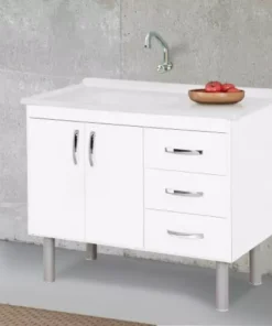 Sobre o produto O gabinete Tóquio 95,2 da A.J.Rorato é uma escolha elegante e prática para sua cozinha, disponível em duas opções de cores modernas: preto com branco e branco com branco. Com uma estrutura reforçada feita de madeira de reflorestamento próprio, esse gabinete oferece durabilidade e sustentabilidade. As frentes das portas e gavetas são fabricadas em MDP, garantindo qualidade e resistência. Com suas medidas de 95,2 metros de comprimento, 60 centímetros de altura e 49,5 centímetros de largura, o Tóquio 95,2 proporciona um amplo espaço interno para organizar seus utensílios de cozinha de maneira eficiente. As corrediças metálicas asseguram um deslizamento suave ao abrir e fechar portas e gavetas, enquanto os puxadores no estilo alça conferem um toque contemporâneo ao design. As dobradiças e calços de metal reforçam a estabilidade e a resistência do gabinete. Uma vantagem adicional é que o Tóquio 95,2 é enviado pré-montado, facilitando o processo de instalação. Escolha entre as opções de cores para combinar com a estética da sua cozinha. Com o Tóquio 95,2, você obtém não apenas um móvel funcional, mas também um elemento de design elegante para aprimorar o visual do seu espaço culinário. [divider] Sobre nós  Bem-vindo ao Atacadão dos Pisos, o destino final para todas as suas necessidades de materiais de construção! Com nossa ampla gama de produtos, ajudamos você a construir a casa dos seus sonhos. Nossa loja tem tudo que você precisa, desde pisos até revestimentos e muito mais. Além disso, com mais de 300 modelos de pisos e revestimentos à sua escolha, você encontra exatamente o que procura para dar o acabamento perfeito à sua casa. Entendemos que o tempo é fundamental quando se trata de projetos de construção. Por isso, oferecemos entrega em até 48 horas dentro do estado do Rio de Janeiro. Dessa forma, você não precisa se preocupar com atrasos ou tempos de espera prolongados. Nós temos você coberto! No Atacadão dos Pisos, também proporcionamos opções de pagamento flexíveis para facilitar sua compra. Você pode pagar em até 10 vezes sem juros, permitindo que você se concentre na construção da sua casa sem se preocupar com o encargo financeiro. Queremos fazer parte da sua felicidade, ajudando na construção da casa dos sonhos. Reconhecemos que uma casa confortável e acolhedora é essencial para o bem-estar geral. Por isso, queremos ajudá-lo a alcançar essa felicidade, fornecendo-lhe os melhores materiais de construção. Convidamo-lo a visitar a nossa loja física, onde o nosso pessoal simpático e experiente terá todo o prazer em ajudá-lo na sua compra. Estamos localizados em Av. Presidente Lincoln, 411 ou 410 | Jardim Meriti - São João de Meriti, RJ, e mal podemos esperar para recebê-lo! Venha e veja você mesmo porque o Atacadão dos Pisos é a melhor escolha para todas as suas necessidades, proporcionando uma casa recheada de felicidade para você e sua família. Veja mais como O Gabinete Tóquio 95,2 clicando aqui!