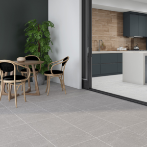 Sobre o produto O Piso Lithos da Arbe possui um acabamento acetinado, oferecendo assim um brilho suave e elegante. Esse acabamento cria um ambiente aconchegante e moderno, sem reflexo intenso. Além disso, a estampa imita o mármore cinza natural, com veios sutis e variações de tonalidade. A cor cinza é versátil e neutra, combinando perfeitamente com diversos estilos de decoração. Com dimensões de 45 x 45 centímetros, o formato quadrado é prático para diversas aplicações. É adequado tanto para ambientes residenciais quanto comerciais, além de facilitar a instalação. Ademais, a borda bold tem um acabamento levemente arredondado, facilitando a manutenção. Esse tipo de borda destaca o contorno de cada ladrilho, sendo ideal para um visual tradicional. [divider] Sobre nós Bem-vindo ao Atacadão dos Pisos, o destino final para todas as suas necessidades de materiais de construção! Com nossa ampla gama de produtos, ajudamos você a construir a casa dos seus sonhos. Nossa loja tem tudo que você precisa, desde pisos até revestimentos e muito mais. Além disso, com mais de 300 modelos de pisos e revestimentos à sua escolha, você encontra exatamente o que procura para dar o acabamento perfeito à sua casa. Entendemos que o tempo é fundamental quando se trata de projetos de construção. Por isso, oferecemos entrega em até 48 horas dentro do estado do Rio de Janeiro. Dessa forma, você não precisa se preocupar com atrasos ou tempos de espera prolongados. Nós temos você coberto! No Atacadão dos Pisos, também proporcionamos opções de pagamento flexíveis para facilitar sua compra. Você pode pagar em até 10 vezes sem juros, permitindo que você se concentre na construção da sua casa sem se preocupar com o encargo financeiro. Queremos fazer parte da sua felicidade, ajudando na construção da casa dos sonhos. Reconhecemos que uma casa confortável e acolhedora é essencial para o bem-estar geral. Por isso, queremos ajudá-lo a alcançar essa felicidade, fornecendo-lhe os melhores materiais de construção. Convidamo-lo a visitar a nossa loja física, onde o nosso pessoal simpático e experiente terá todo o prazer em ajudá-lo na sua compra. Estamos localizados em Av. Presidente Lincoln, 411 ou 410 | Jardim Meriti - São João de Meriti, RJ, e mal podemos esperar para recebê-lo! Venha e veja você mesmo porque o Atacadão dos Pisos é a melhor escolha para todas as suas necessidades, proporcionando uma casa recheada de felicidade para você e sua família. Veja mais como o Piso Lithos clicando aqui !! 