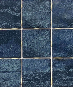 Sobre o produto O Revestimento Sancho Blue 10x10 telado da Ceral é uma opção decorativa versátil e funcional, ideal para uso em piscinas, banheiros e cozinhas. As placas de cerâmica quadradas, cada uma medindo 10 cm por 10 cm, são apresentadas em uma base telada, o que facilita a instalação. O revestimento possui tons de azul que variam do azul claro ao azul escuro, proporcionando uma estética marítima e fresca. Com um acabamento que pode ser acetinado ou brilhante, o revestimento oferece uma aparência elegante e moderna, além de uma textura suave ao toque que proporciona conforto e segurança. Esse revestimento é uma escolha popular devido à sua facilidade de instalação. A base telada permite uma aplicação rápida e precisa, com menor esforço para alinhar as placas. Além disso, o revestimento é altamente resistente à umidade e às variações de temperatura, tornando-o ideal para ambientes externos e submersos, como piscinas. Sua manutenção é simples, exigindo apenas água e sabão neutro para limpeza, o que ajuda a manter a aparência do revestimento ao longo do tempo. Os tons de azul adicionam uma sensação de tranquilidade e serenidade ao ambiente, criando uma atmosfera relaxante. A cerâmica é um material duradouro que pode suportar o desgaste diário sem perder a cor ou a integridade estrutural. No caso de uso em piscinas, o revestimento contribui para um visual fresco e relaxante, mantendo a segurança devido à sua superfície suave e adequada para áreas molhadas. Além disso, o processo de aplicação é facilitado pela base telada, garantindo um ajuste perfeito das placas de cerâmica. O Revestimento Sancho Blue 10x10 telado da Ceral é, portanto, uma excelente escolha para quem procura combinar funcionalidade com uma estética moderna e fresca, tanto em ambientes internos como em piscinas. [divider] Sobre nós Bem-vindo ao Atacadão dos Pisos, o destino final para todas as suas necessidades de materiais de construção! Com nossa ampla gama de produtos, ajudamos você a construir a casa dos seus sonhos. Nossa loja tem tudo que você precisa, desde pisos até revestimentos e muito mais. Além disso, com mais de 300 modelos de pisos e revestimentos à sua escolha, você encontra exatamente o que procura para dar o acabamento perfeito à sua casa. Entendemos que o tempo é fundamental quando se trata de projetos de construção. Por isso, oferecemos entrega em até 48 horas dentro do estado do Rio de Janeiro. Dessa forma, você não precisa se preocupar com atrasos ou tempos de espera prolongados. Nós temos você coberto! No Atacadão dos Pisos, também proporcionamos opções de pagamento flexíveis para facilitar sua compra. Você pode pagar em até 10 vezes sem juros, permitindo que você se concentre na construção da sua casa sem se preocupar com o encargo financeiro. Queremos fazer parte da sua felicidade, ajudando na construção da casa dos sonhos. Reconhecemos que uma casa confortável e acolhedora é essencial para o bem-estar geral. Por isso, queremos ajudá-lo a alcançar essa felicidade, fornecendo-lhe os melhores materiais de construção. Convidamo-lo a visitar a nossa loja física, onde o nosso pessoal simpático e experiente terá todo o prazer em ajudá-lo na sua compra. Estamos localizados em Av. Presidente Lincoln, 411 ou 410 | Jardim Meriti - São João de Meriti, RJ, e mal podemos esperar para recebê-lo! Venha e veja você mesmo porque o Atacadão dos Pisos é a melhor escolha para todas as suas necessidades, proporcionando uma casa recheada de felicidade para você e sua família. Veja mais como o Revestimento Sancho Blue 10x10 clicando aqui!